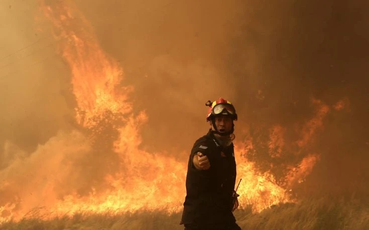 Δίνουν μάχη για να σώσουν σπίτια από τις φλόγες σε Χορτιάτη και Σέρρες